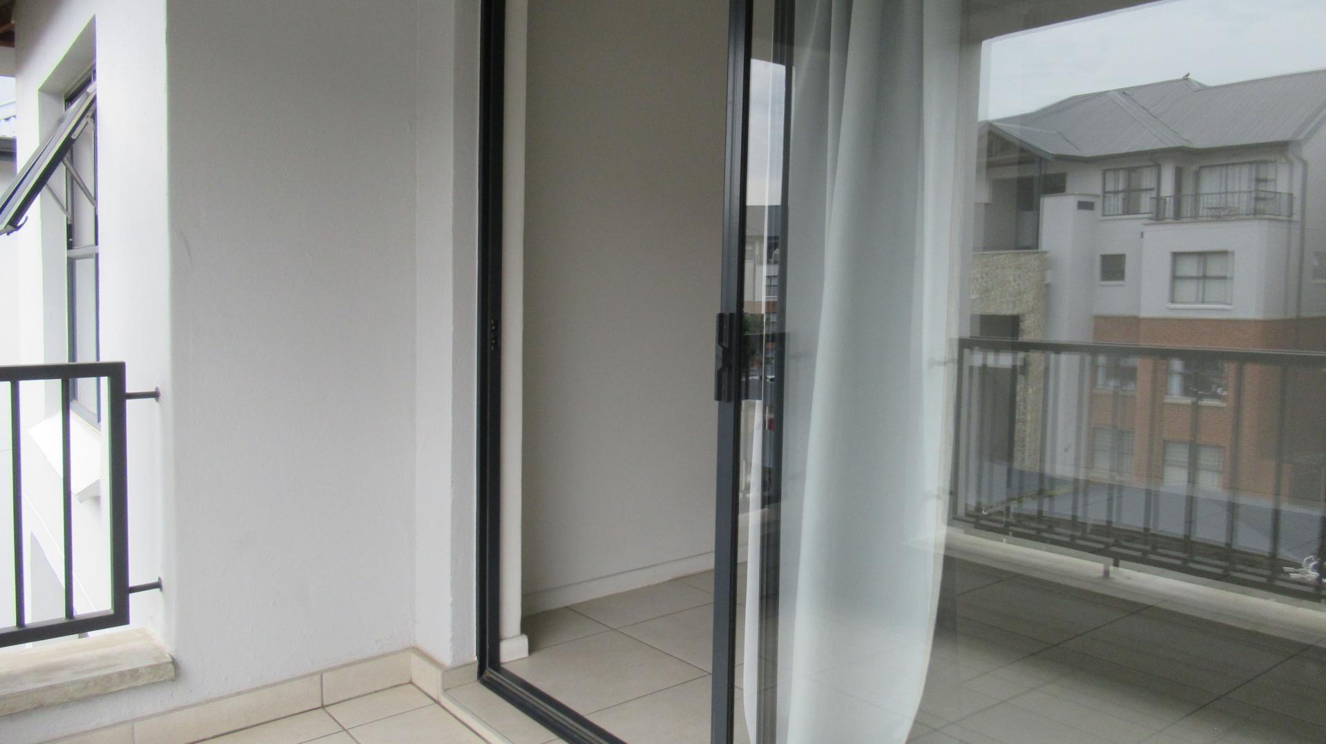 Balcony - 6 square meters of property in Olivedale