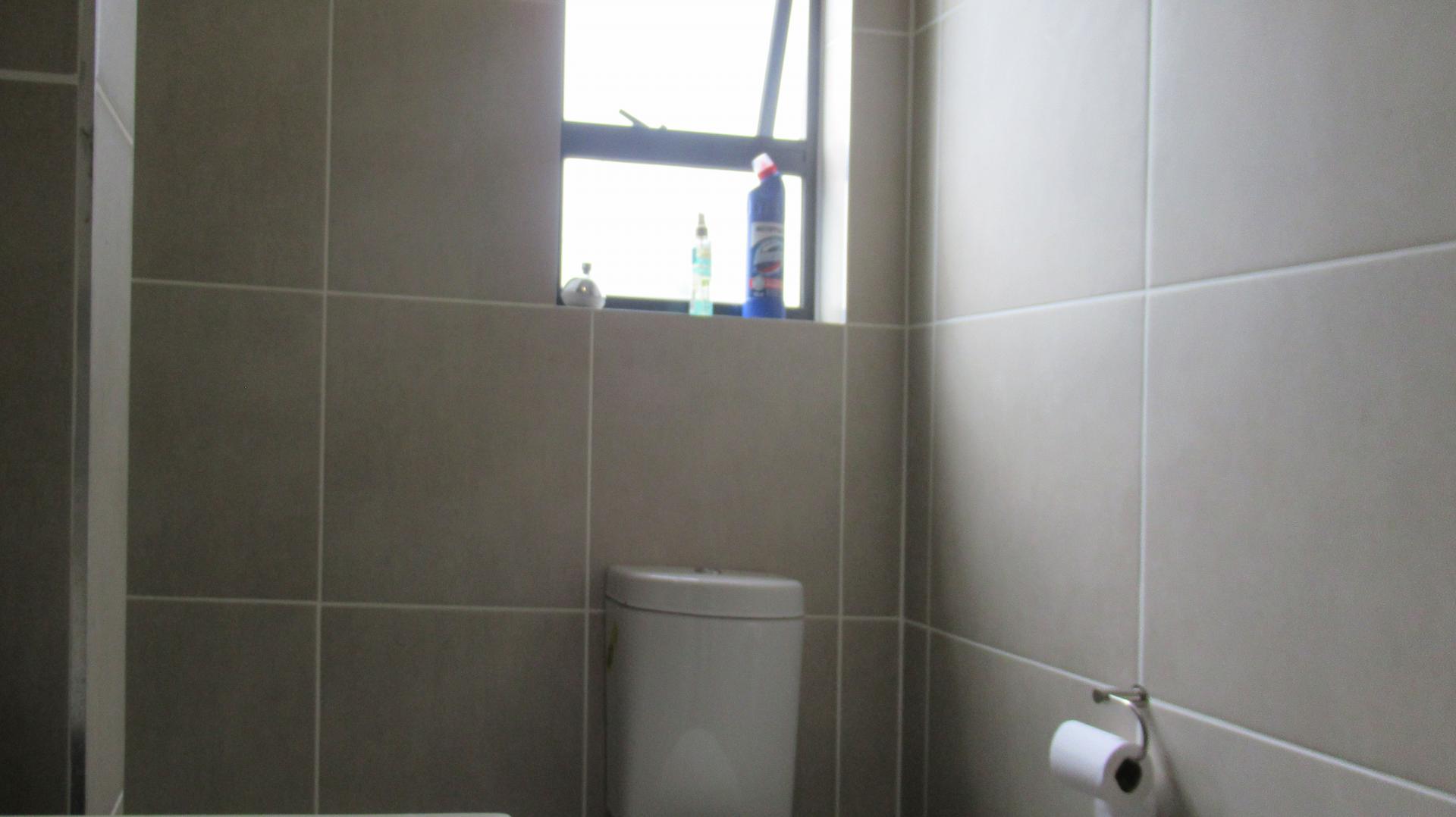 Bathroom 1 - 6 square meters of property in Olivedale