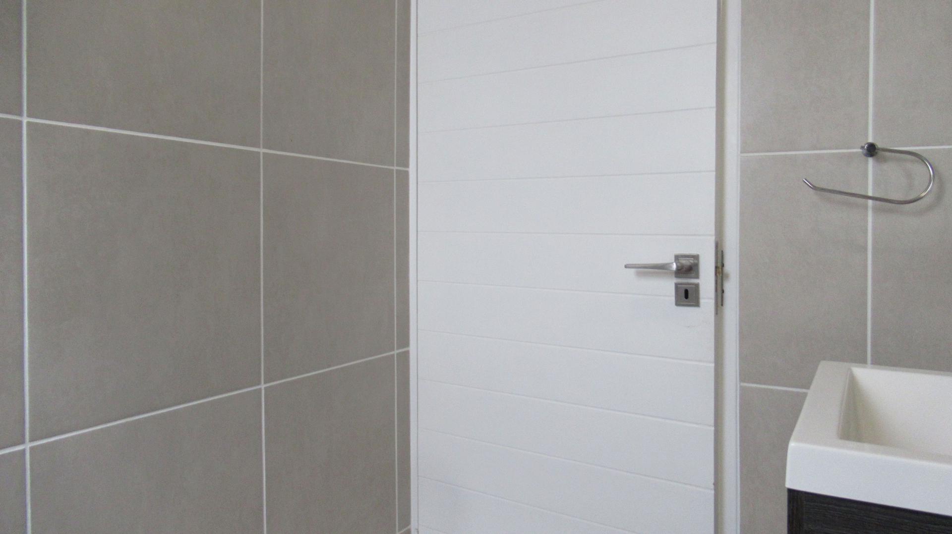 Bathroom 1 - 6 square meters of property in Olivedale