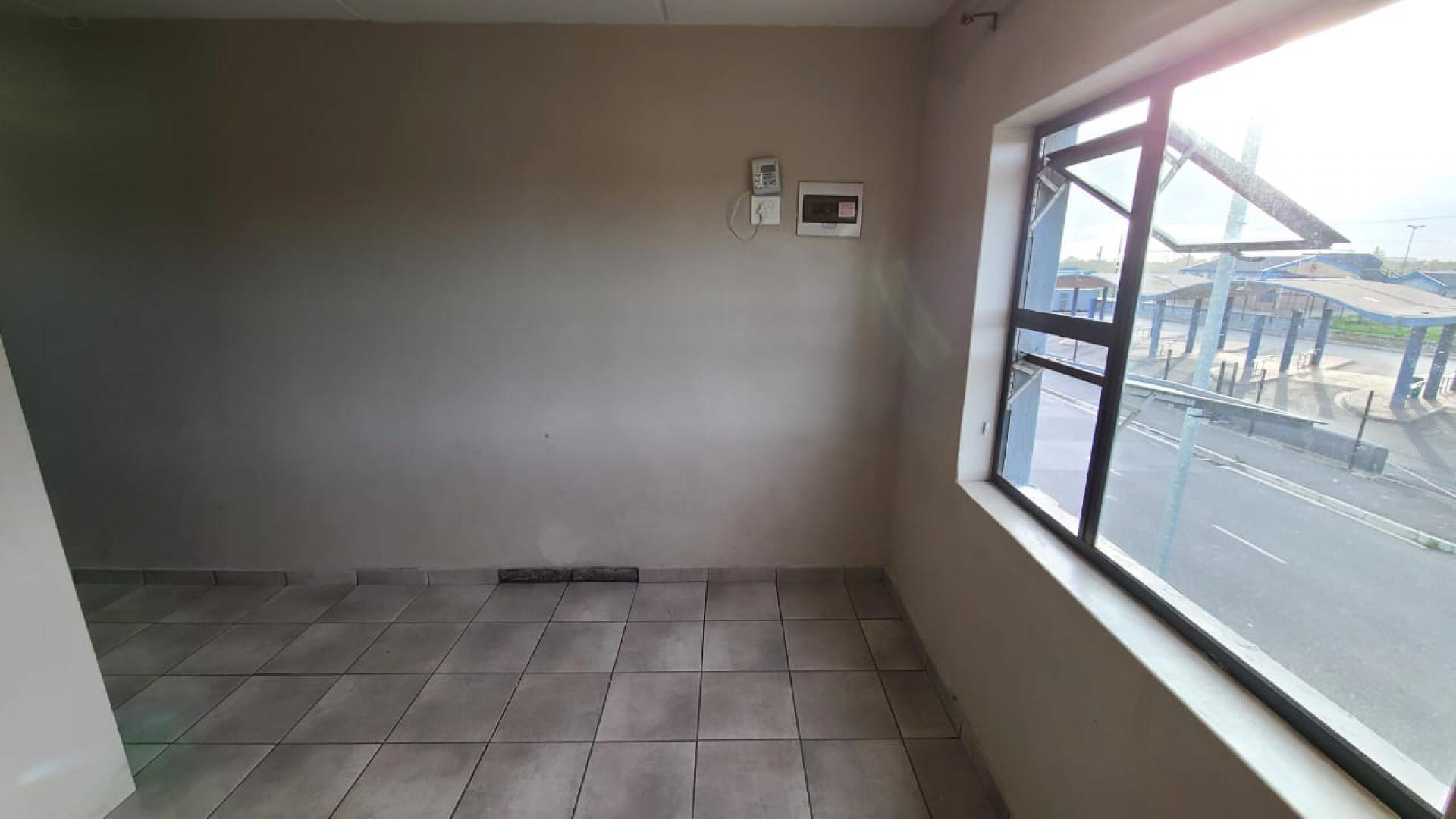 Lounges - 13 square meters of property in Belhar