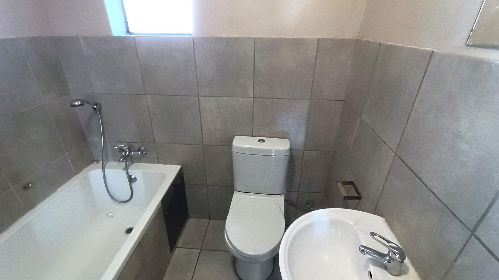 Bathroom 1 - 5 square meters of property in Belhar