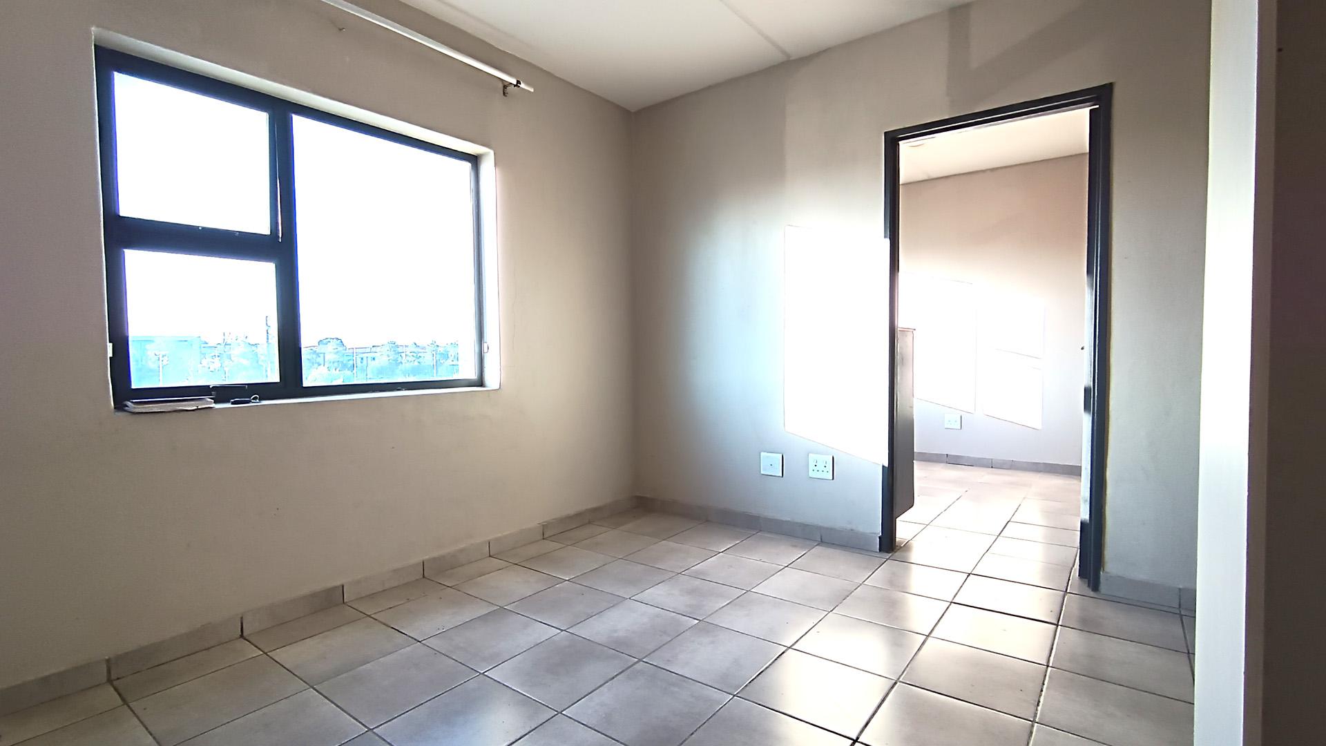 Lounges - 13 square meters of property in Belhar