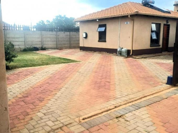 2 Bedroom House for Sale For Sale in Windmill Park - MR670386