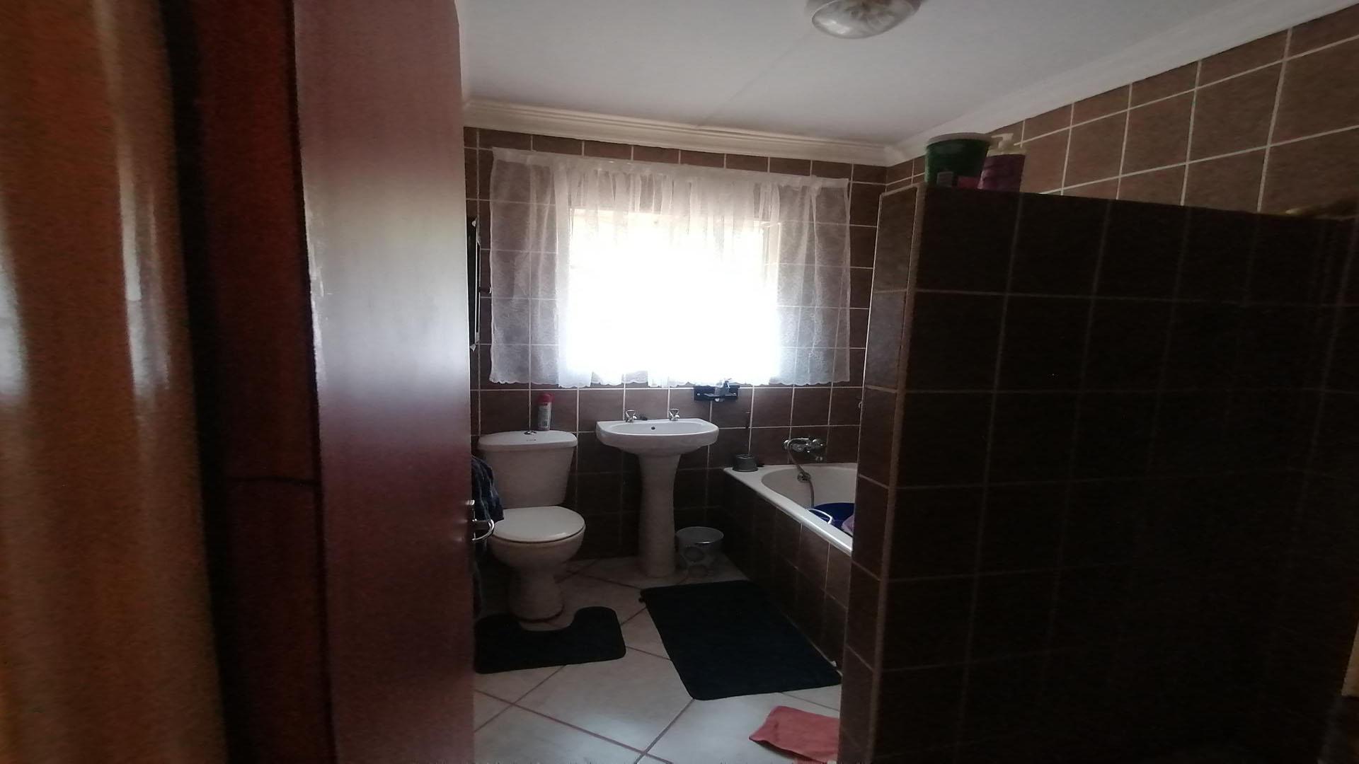 Bathroom 1 of property in Modimolle (Nylstroom)