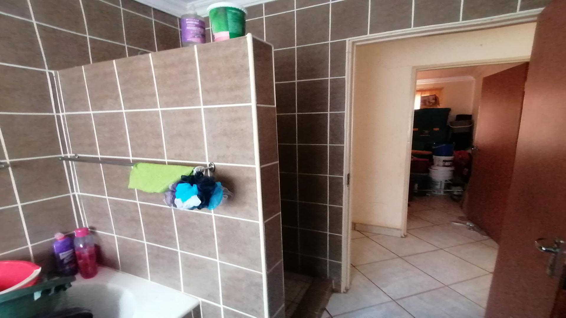 Bathroom 1 of property in Modimolle (Nylstroom)