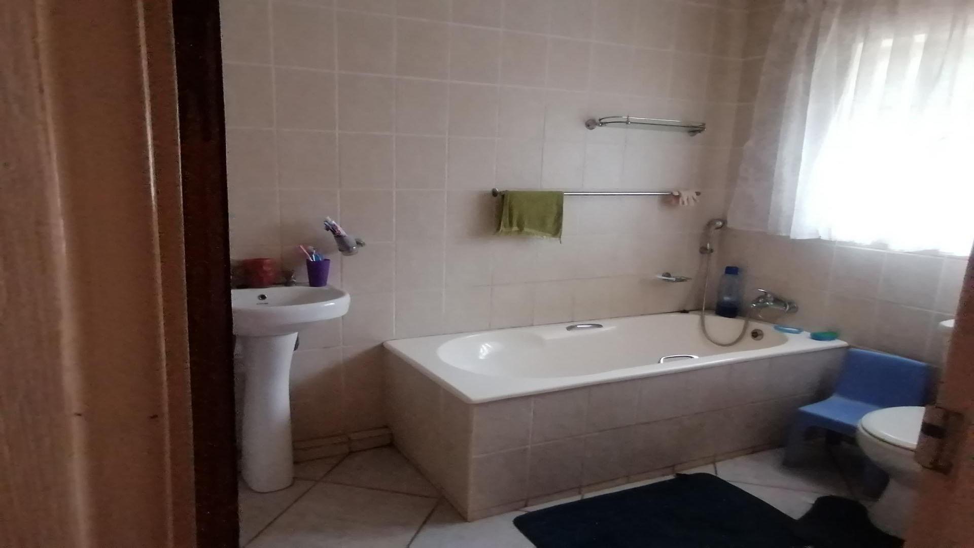 Main Bathroom of property in Modimolle (Nylstroom)
