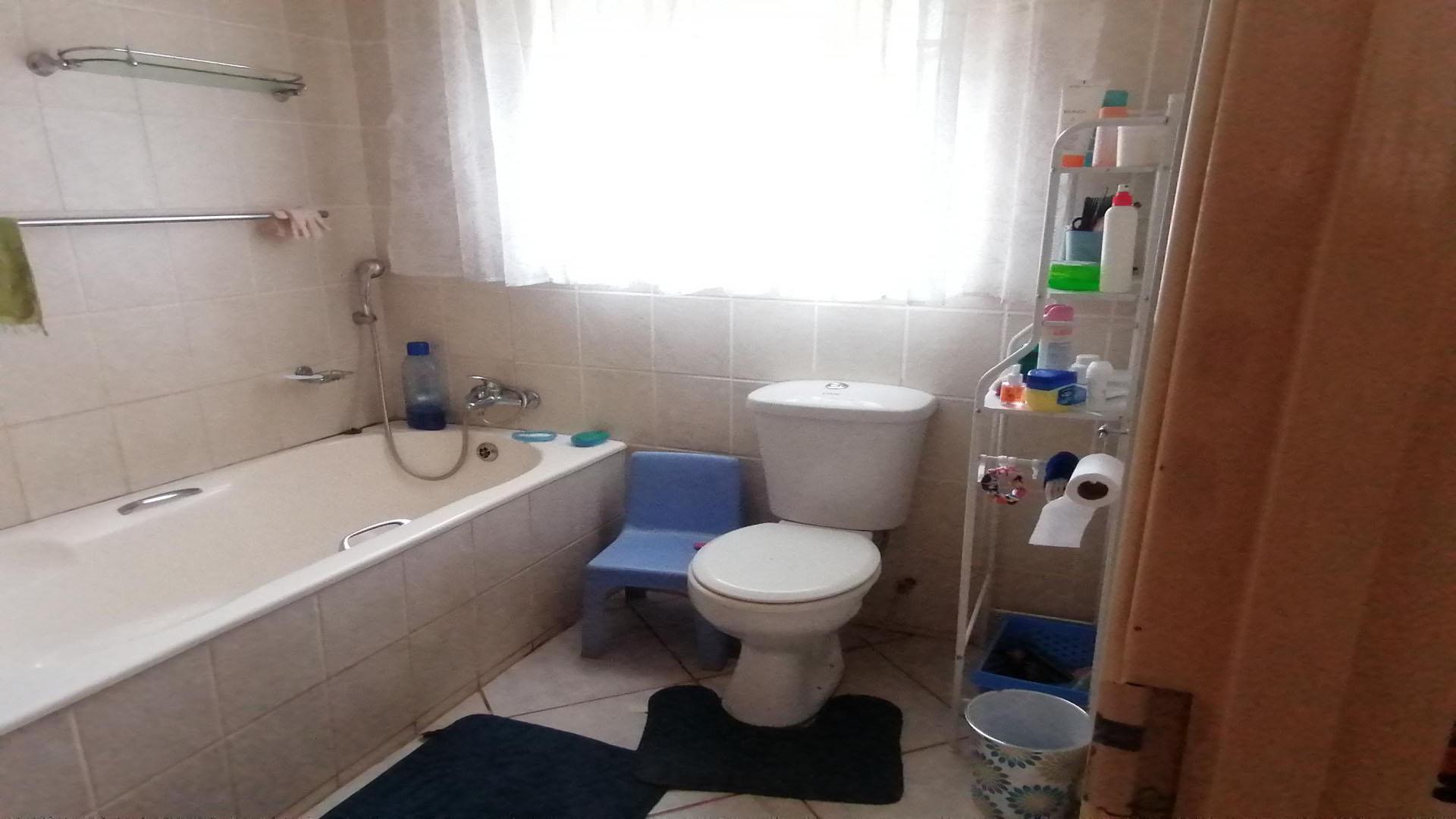 Main Bathroom of property in Modimolle (Nylstroom)