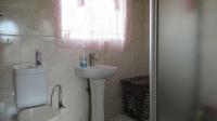 Main Bathroom - 6 square meters of property in Creswell Park