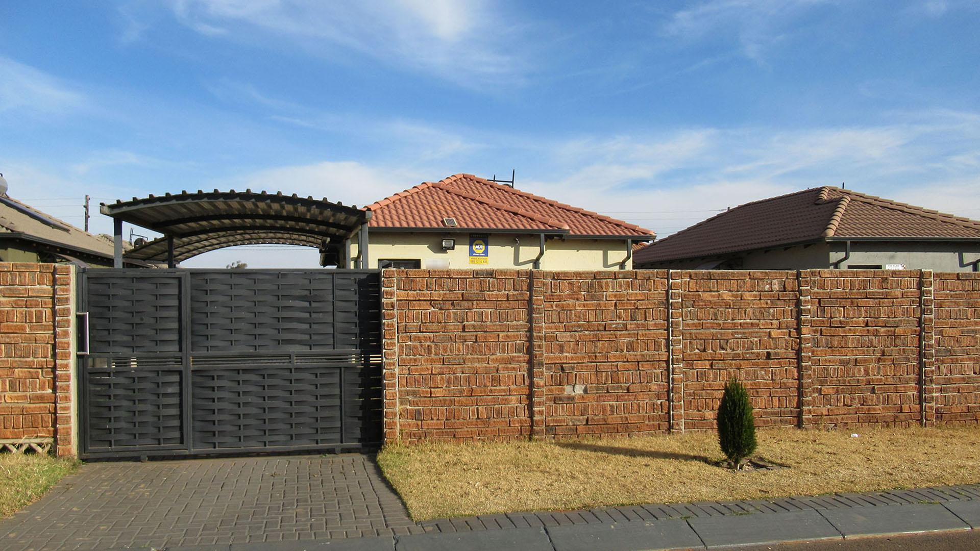 Front View of property in Protea Glen
