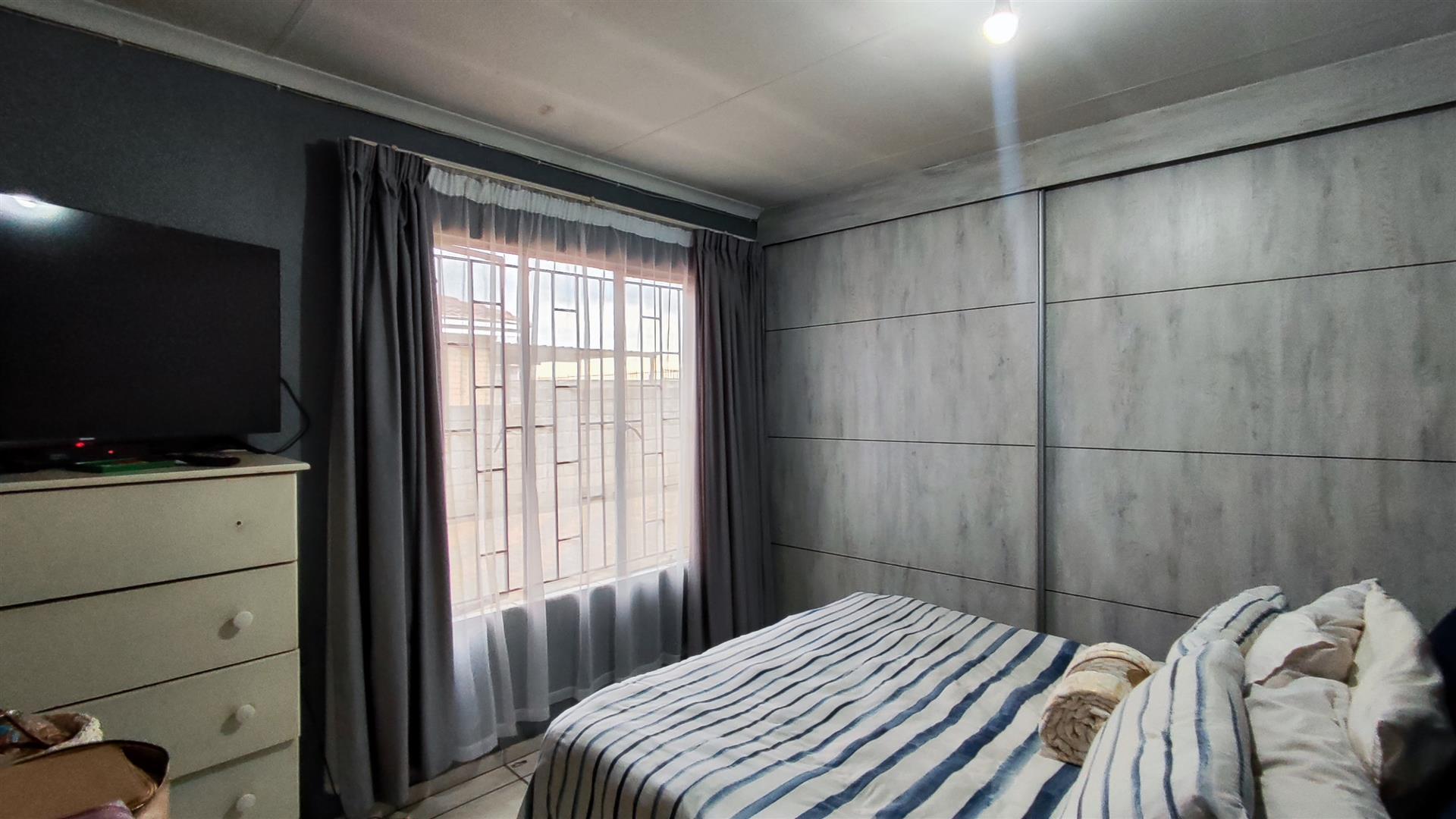 Bed Room 1 - 14 square meters of property in Vosloorus