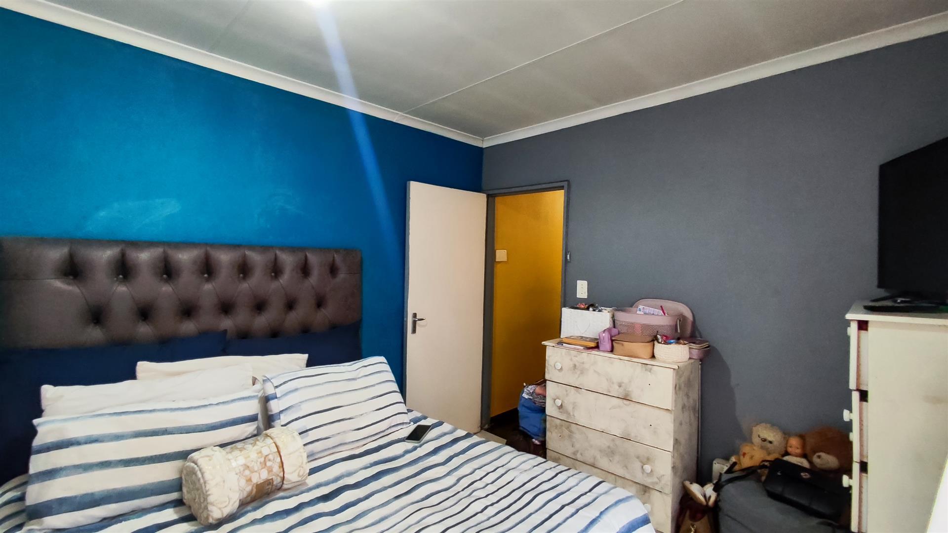 Bed Room 1 - 14 square meters of property in Vosloorus