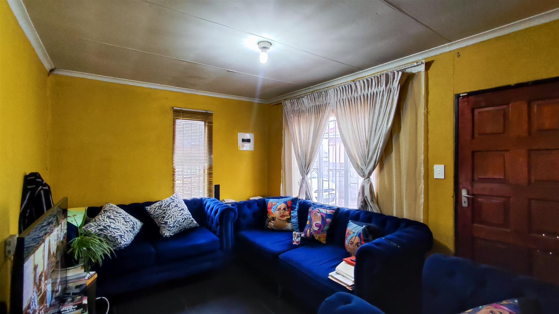 Lounges - 14 square meters of property in Vosloorus