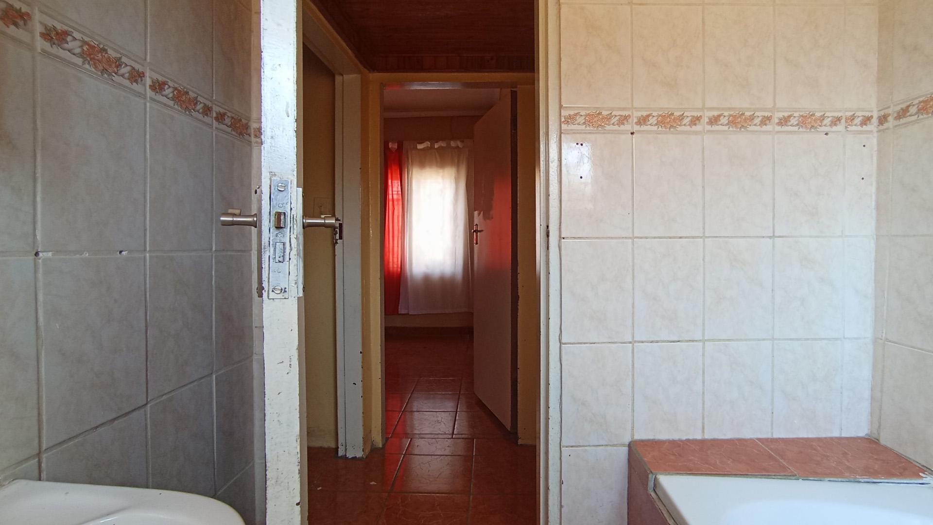 Bathroom 1 - 5 square meters of property in Mabopane