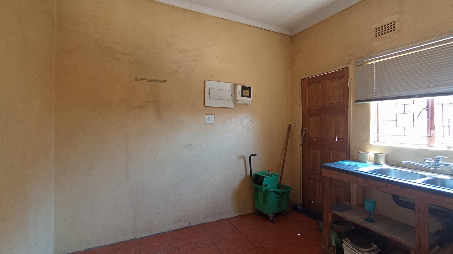 Kitchen - 9 square meters of property in Mabopane