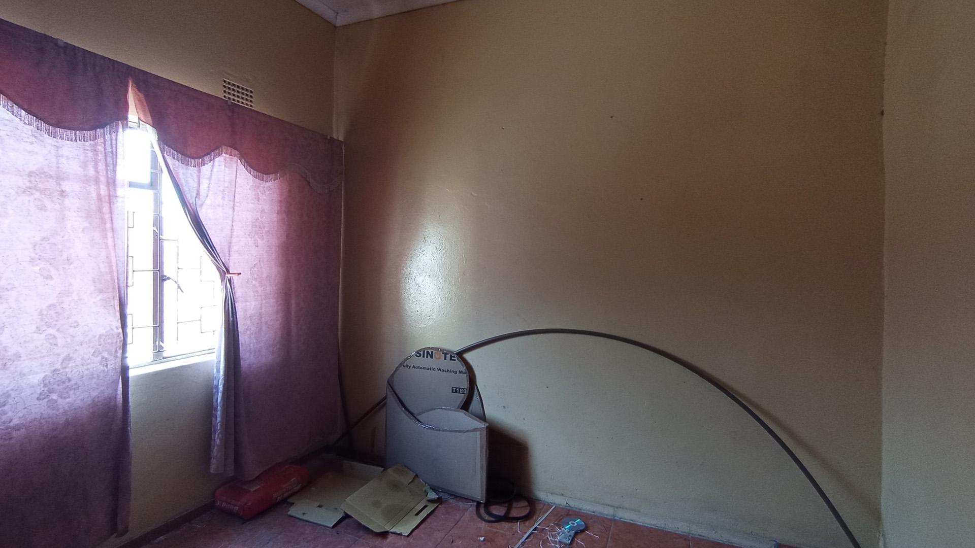 Bed Room 1 - 11 square meters of property in Mabopane