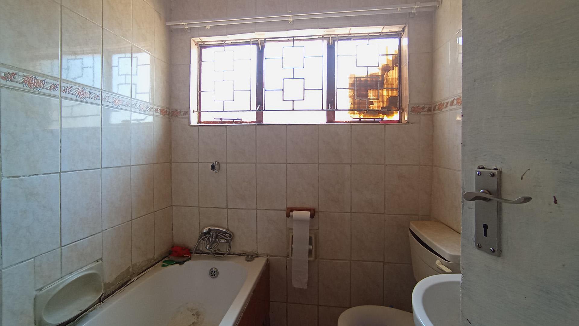 Bathroom 1 - 5 square meters of property in Mabopane