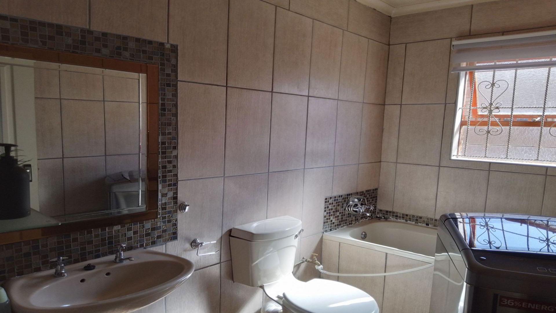 Bathroom 1 of property in Heidedal