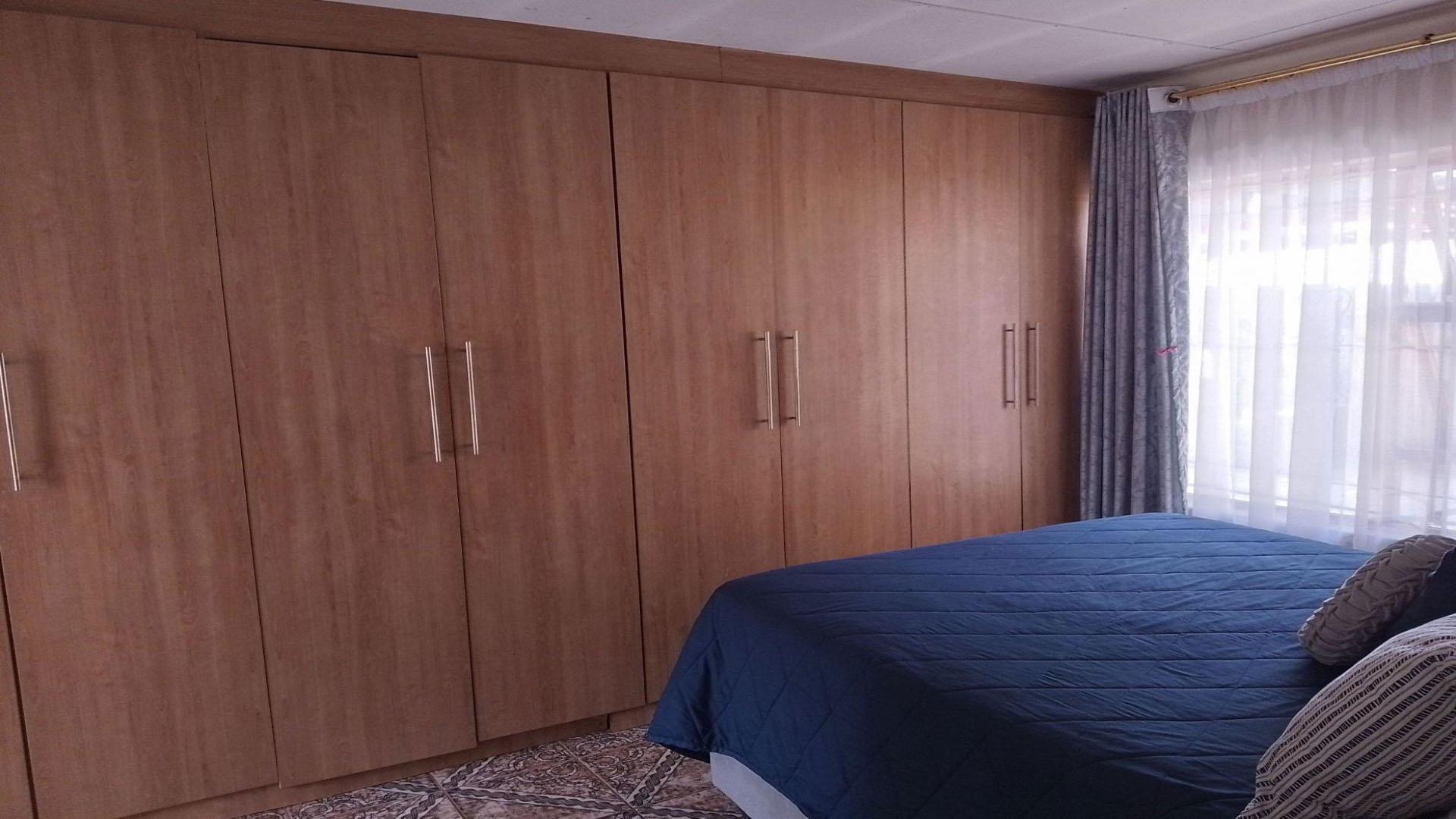 Bed Room 1 of property in Heidedal