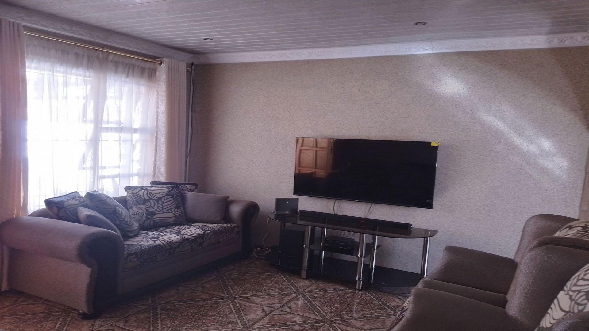 Lounges of property in Heidedal