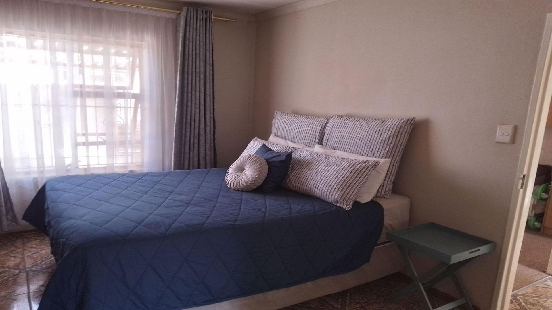Bed Room 1 of property in Heidedal