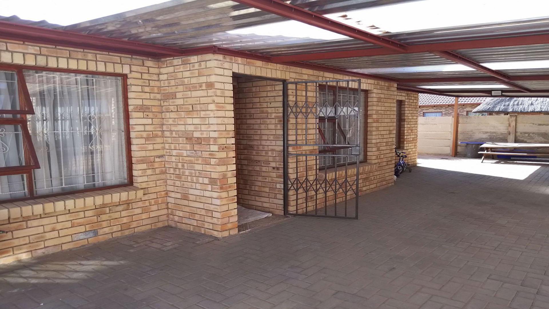 Front View of property in Heidedal