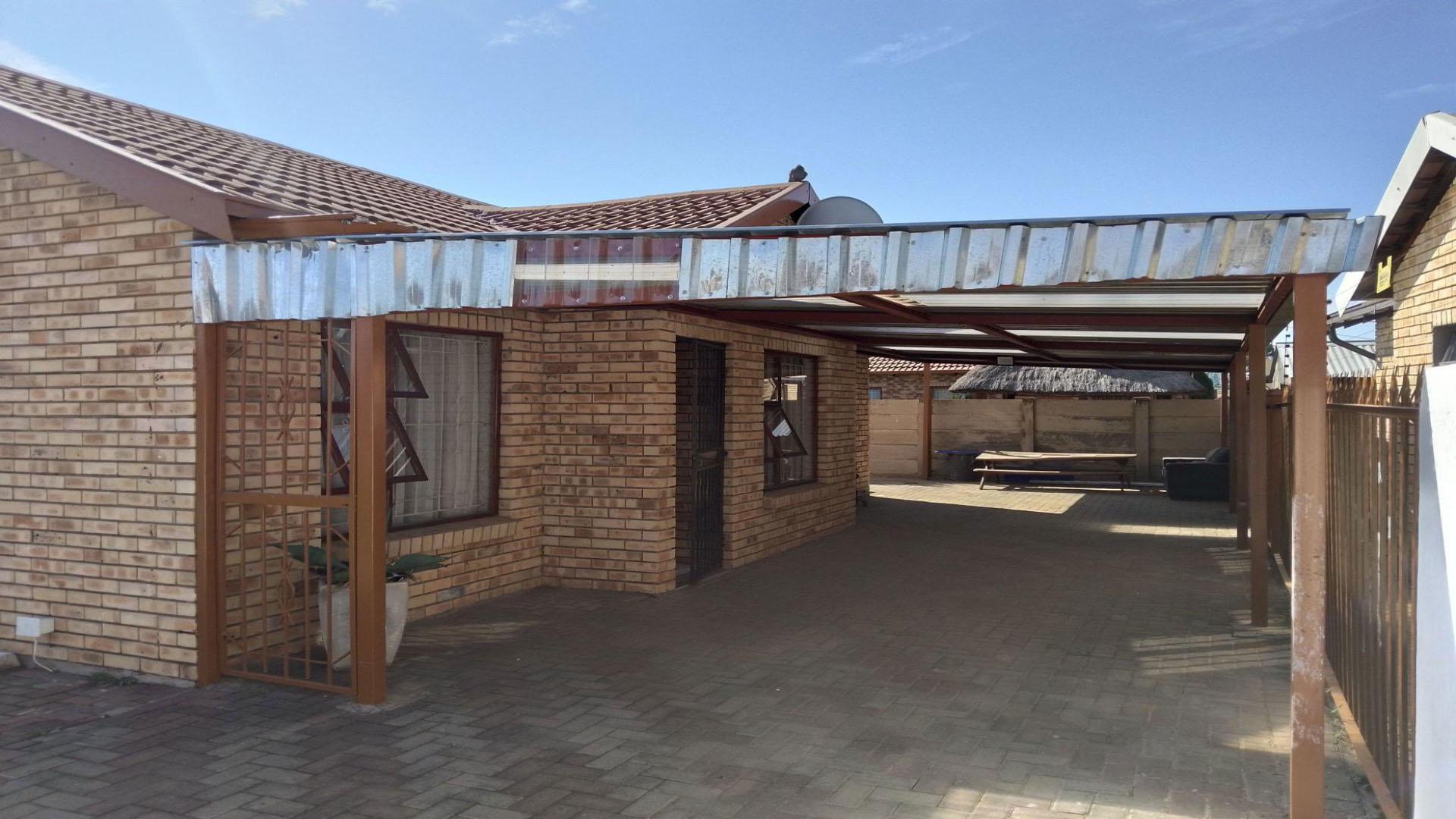 Front View of property in Heidedal