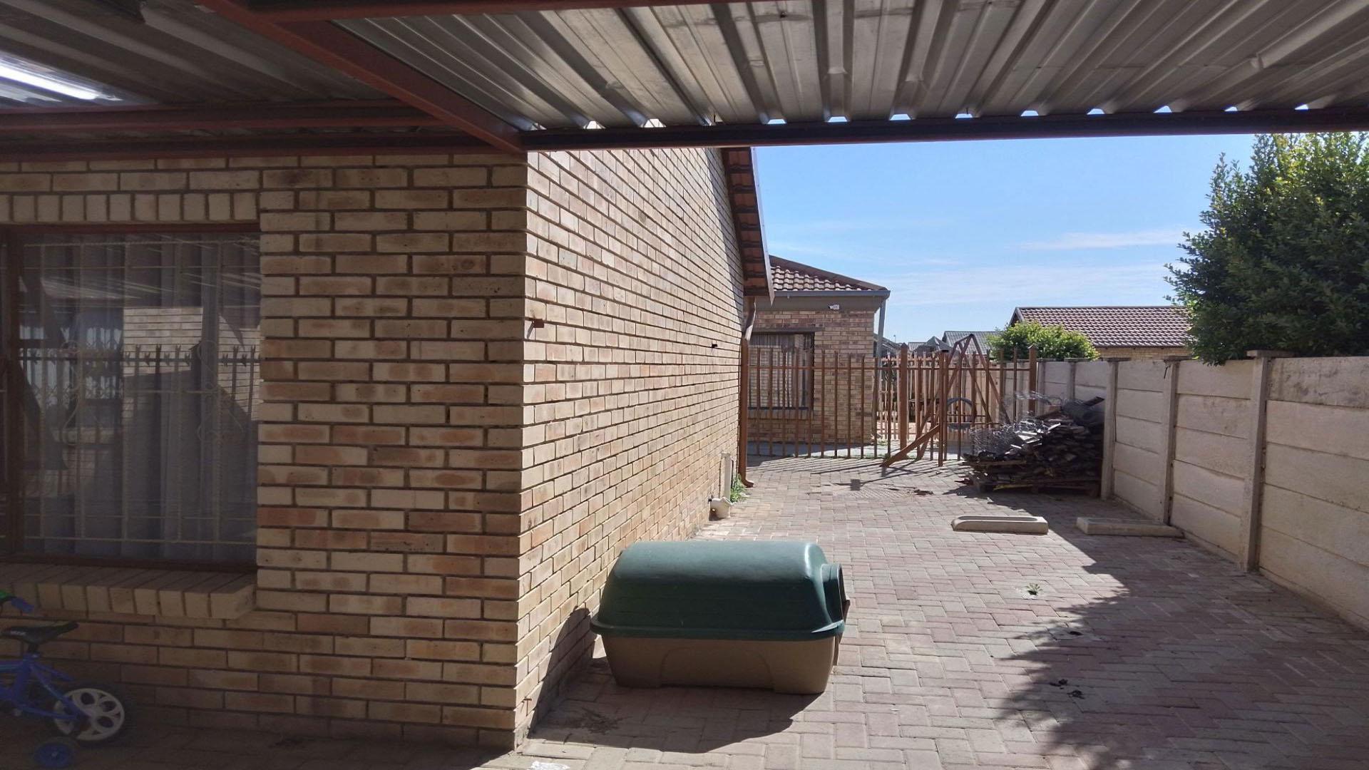 Front View of property in Heidedal
