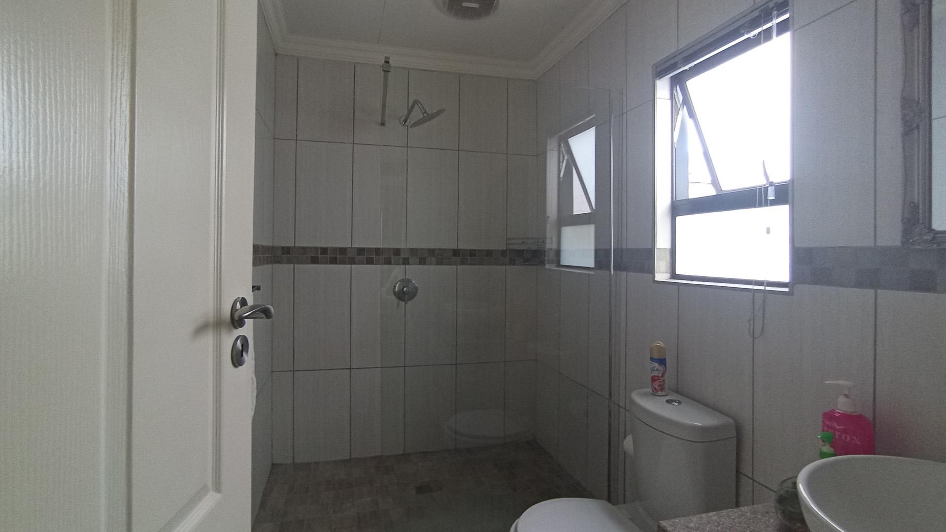 Main Bathroom - 4 square meters of property in Montana