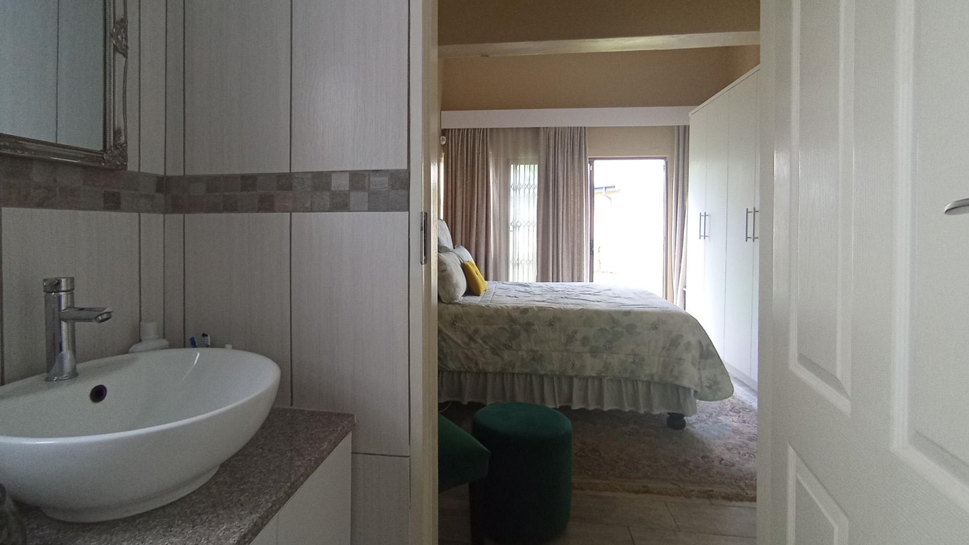 Main Bathroom - 4 square meters of property in Montana