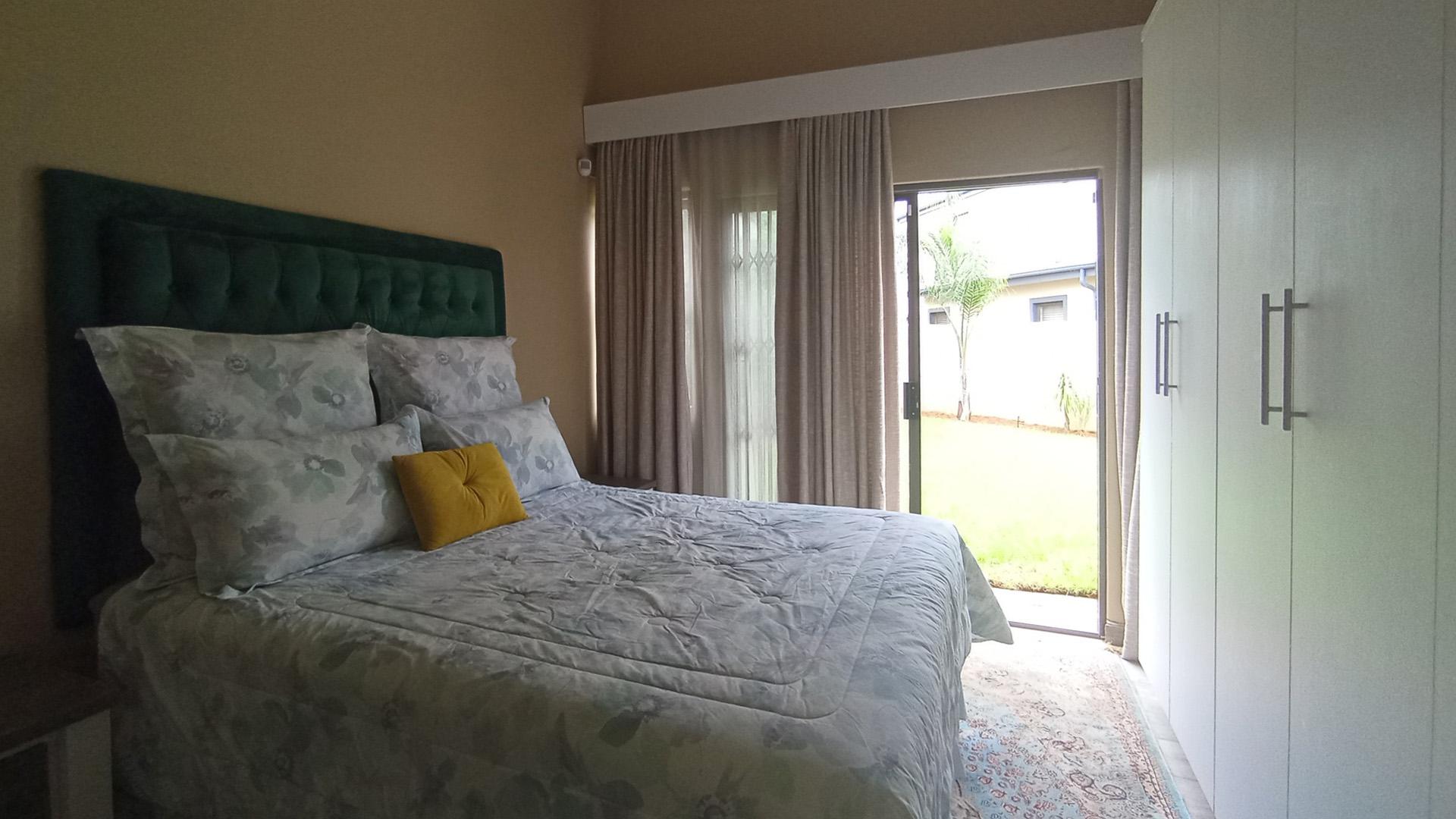 Main Bedroom - 14 square meters of property in Montana