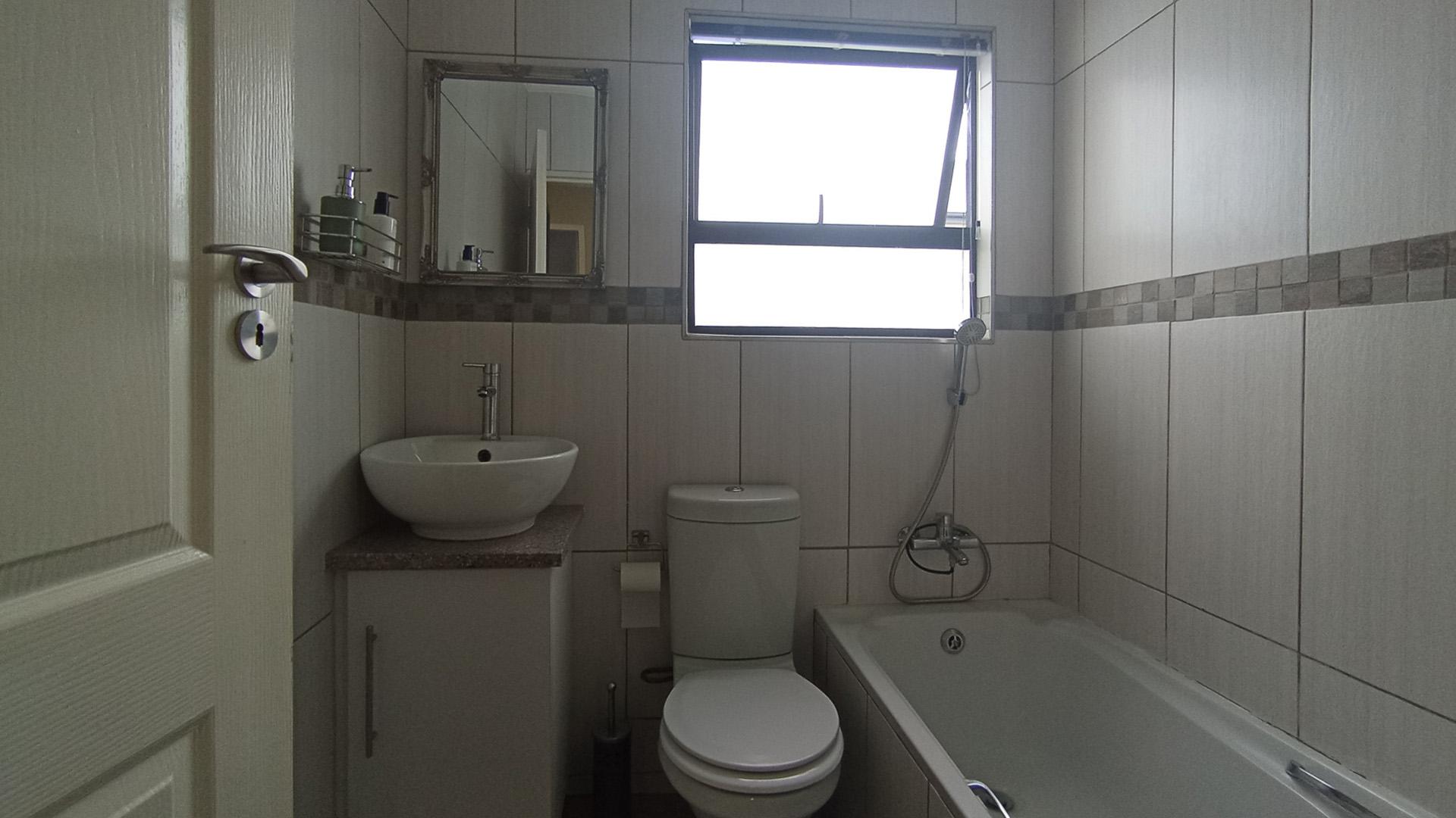 Bathroom 1 - 4 square meters of property in Montana