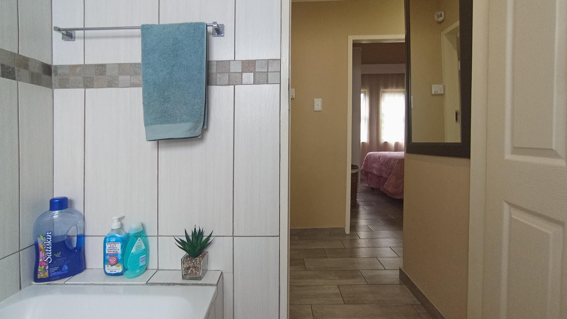 Bathroom 1 - 4 square meters of property in Montana