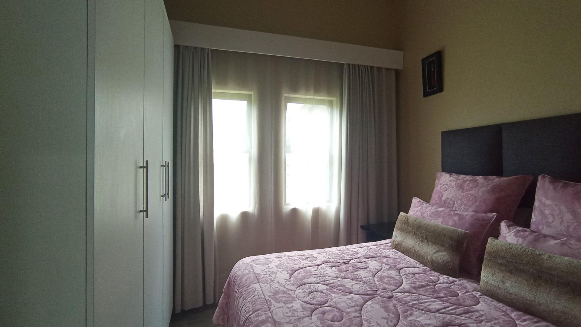 Bed Room 1 - 10 square meters of property in Montana