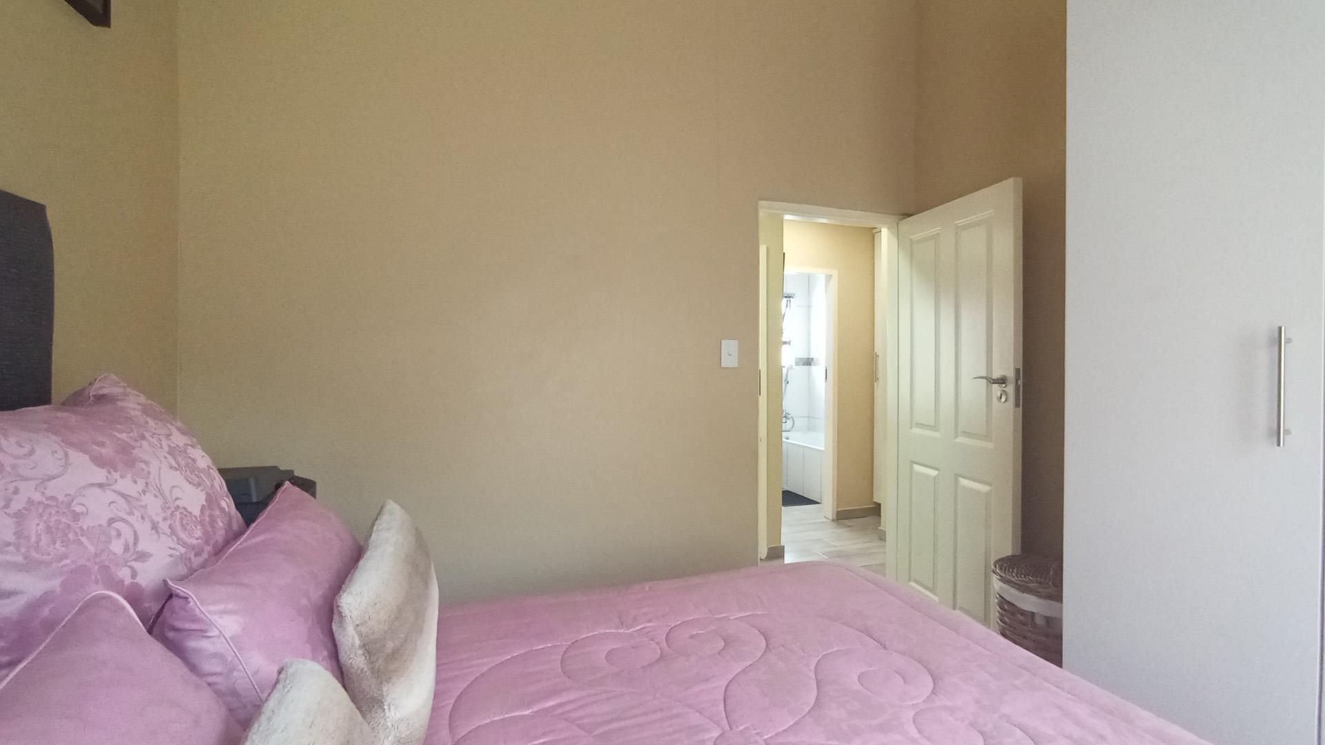 Bed Room 1 - 10 square meters of property in Montana