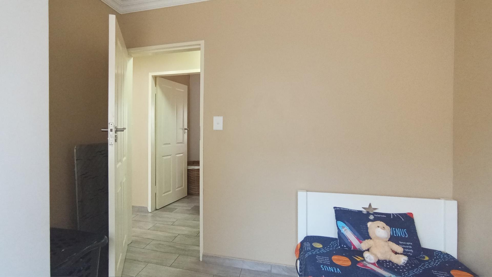 Bed Room 2 - 8 square meters of property in Montana