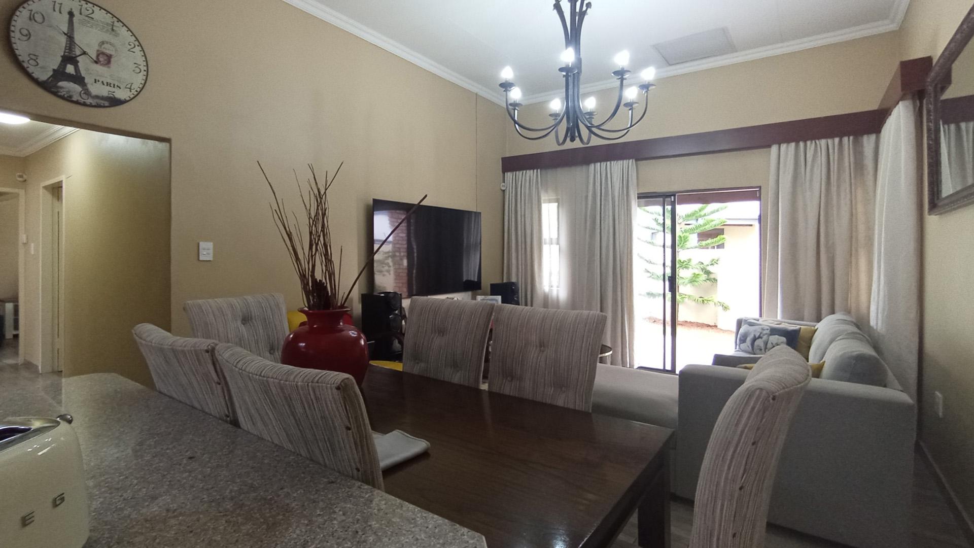 Dining Room - 11 square meters of property in Montana