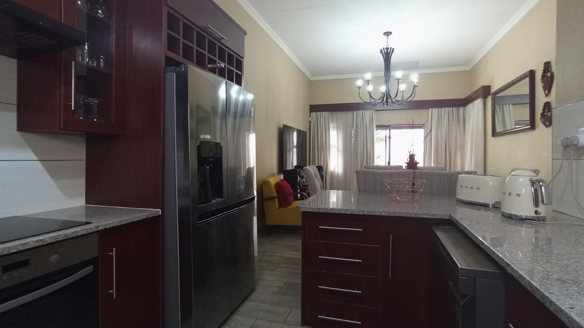 Kitchen - 8 square meters of property in Montana