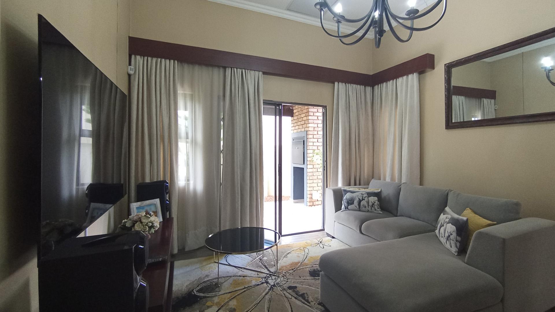 Lounges - 11 square meters of property in Montana