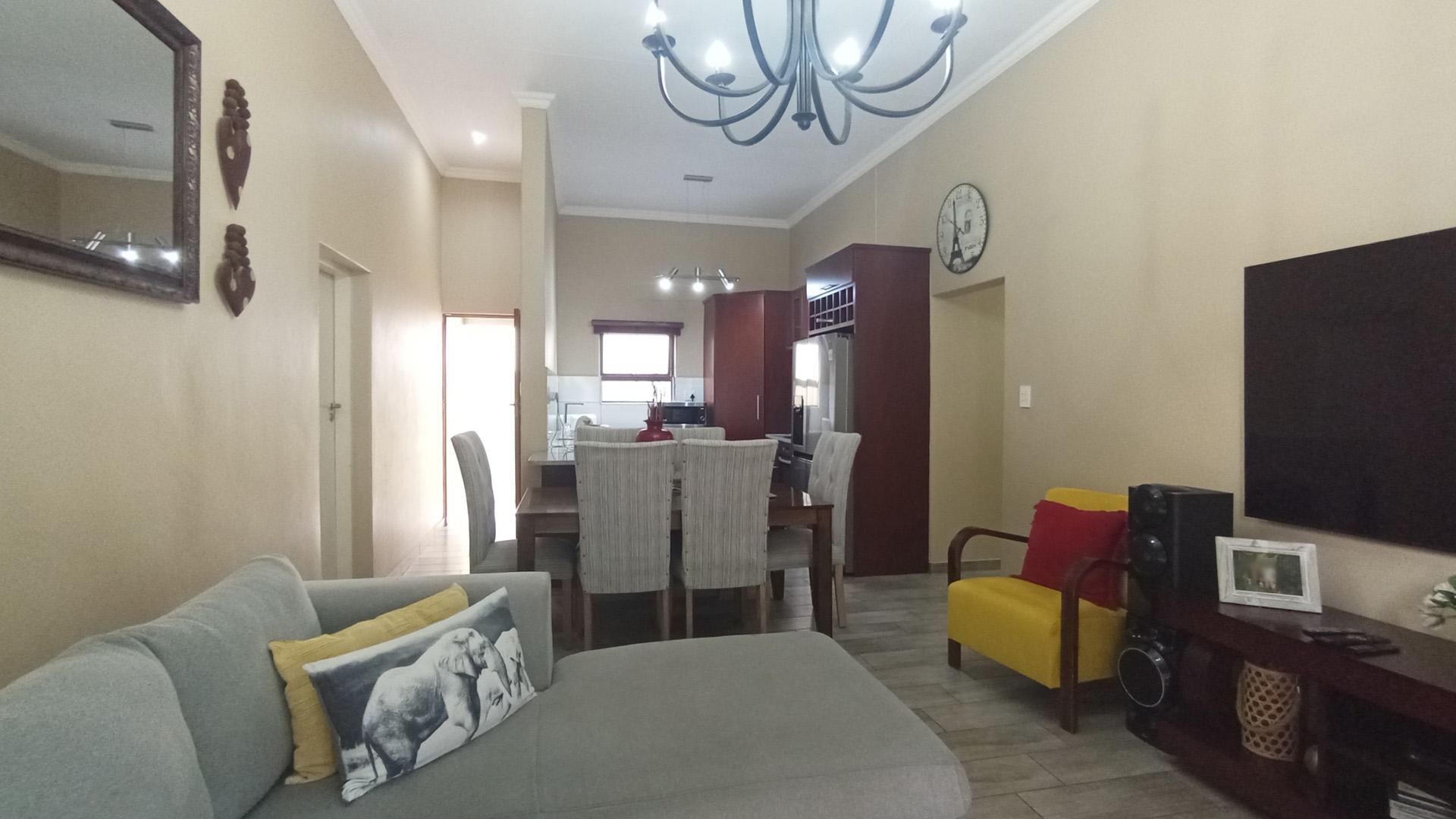 Lounges - 11 square meters of property in Montana