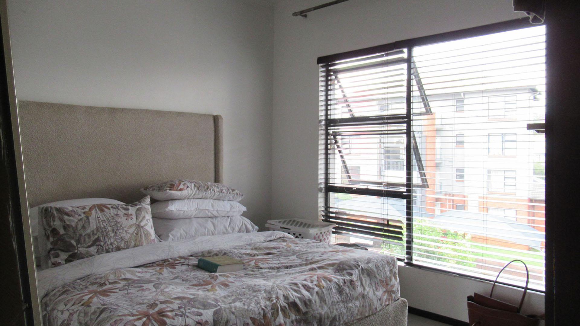 Bed Room 1 - 15 square meters of property in Oakdene