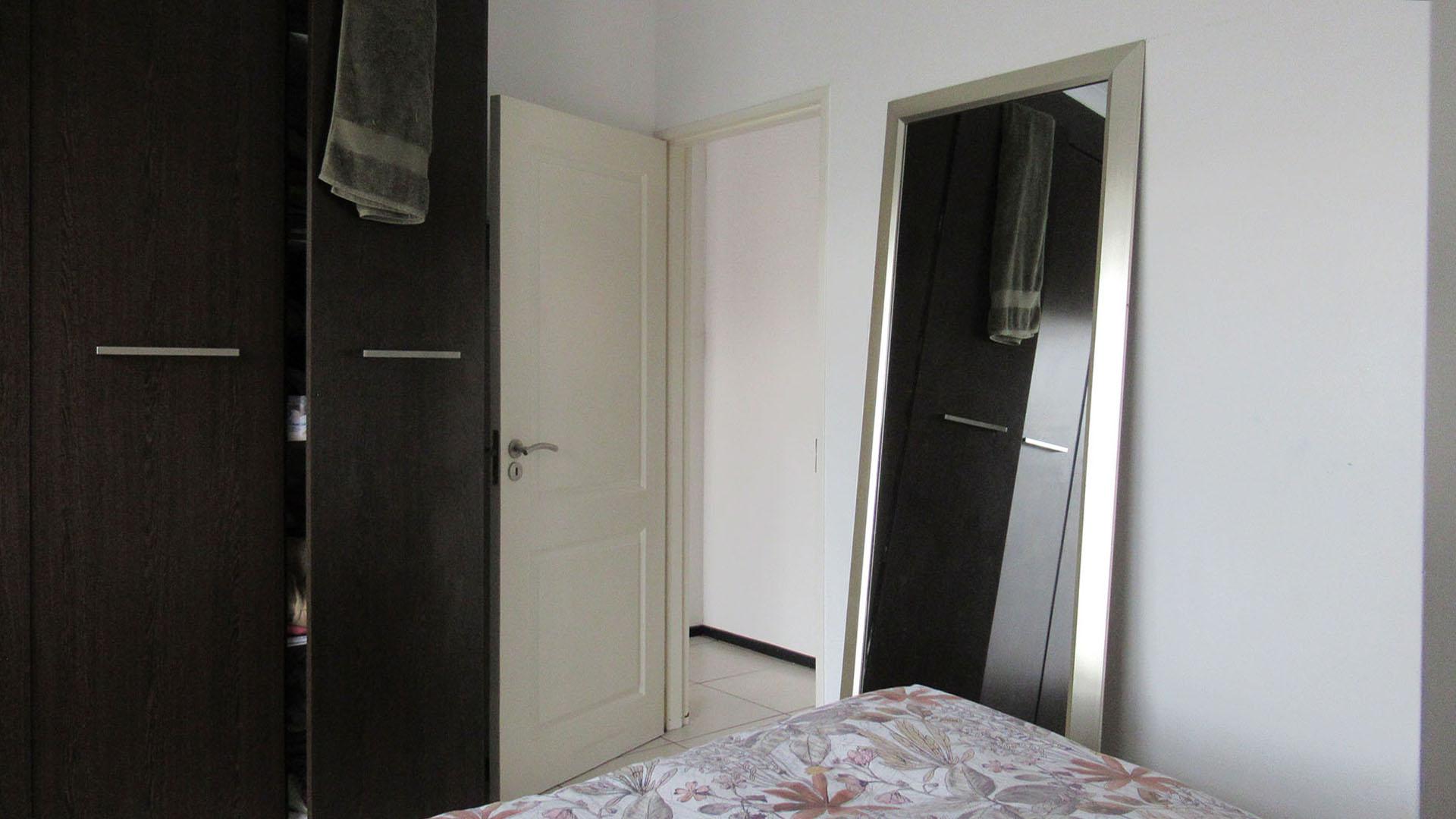 Bed Room 1 - 15 square meters of property in Oakdene