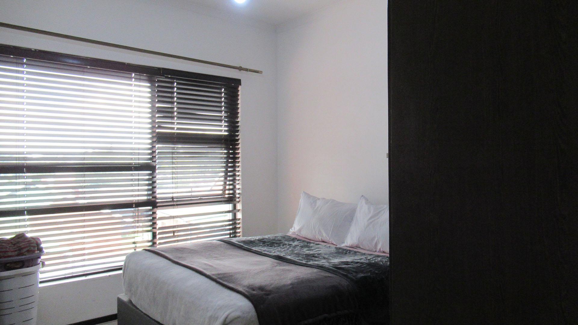 Bed Room 2 - 11 square meters of property in Oakdene