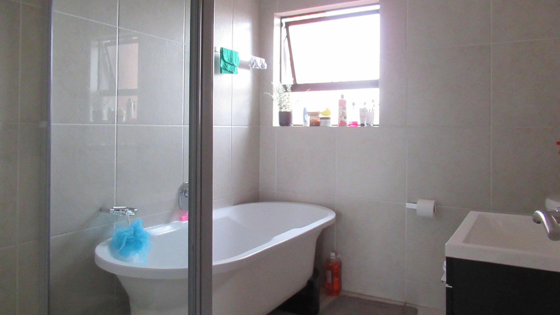 Bathroom 1 - 7 square meters of property in Oakdene