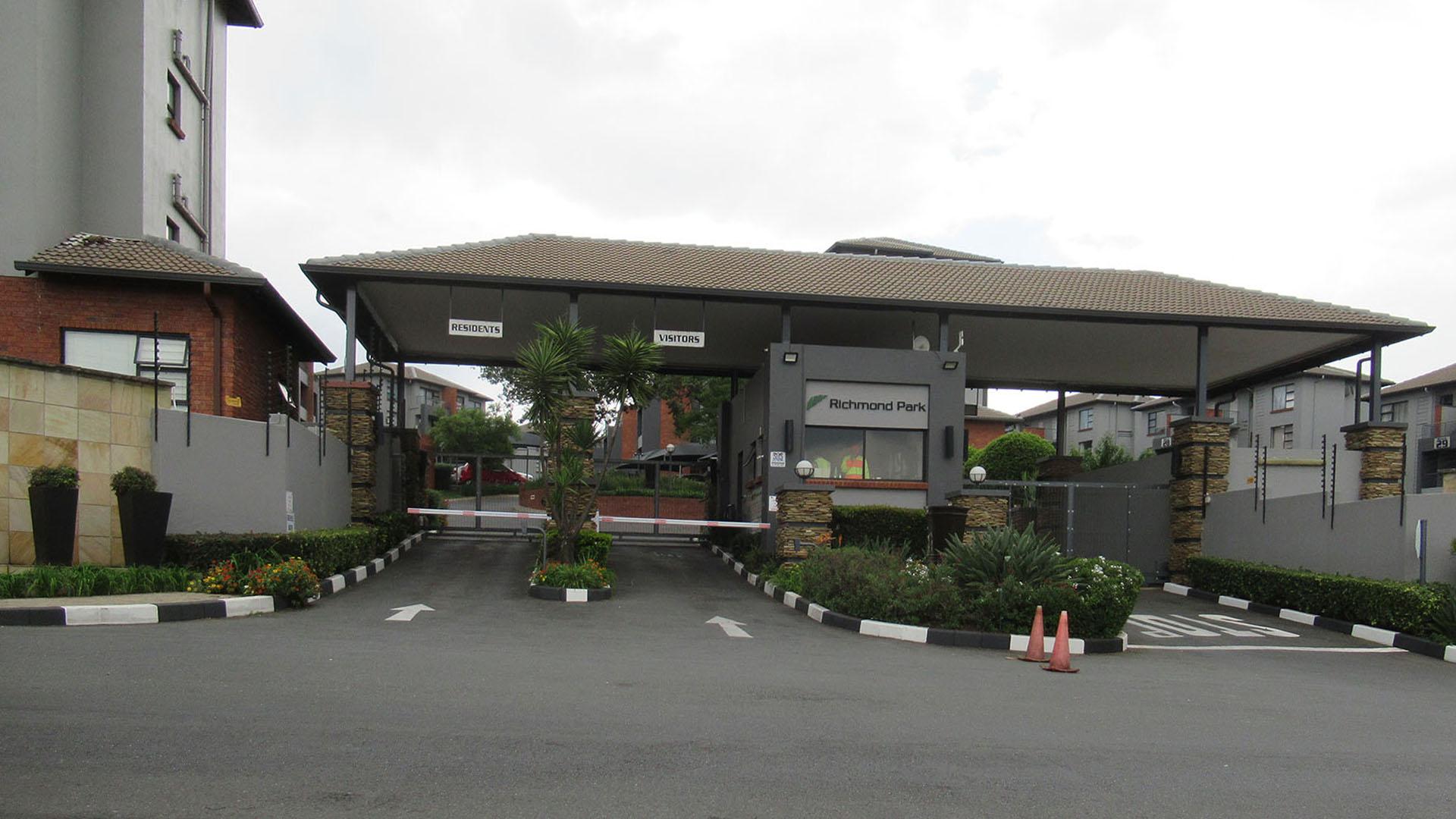 Front View of property in Oakdene