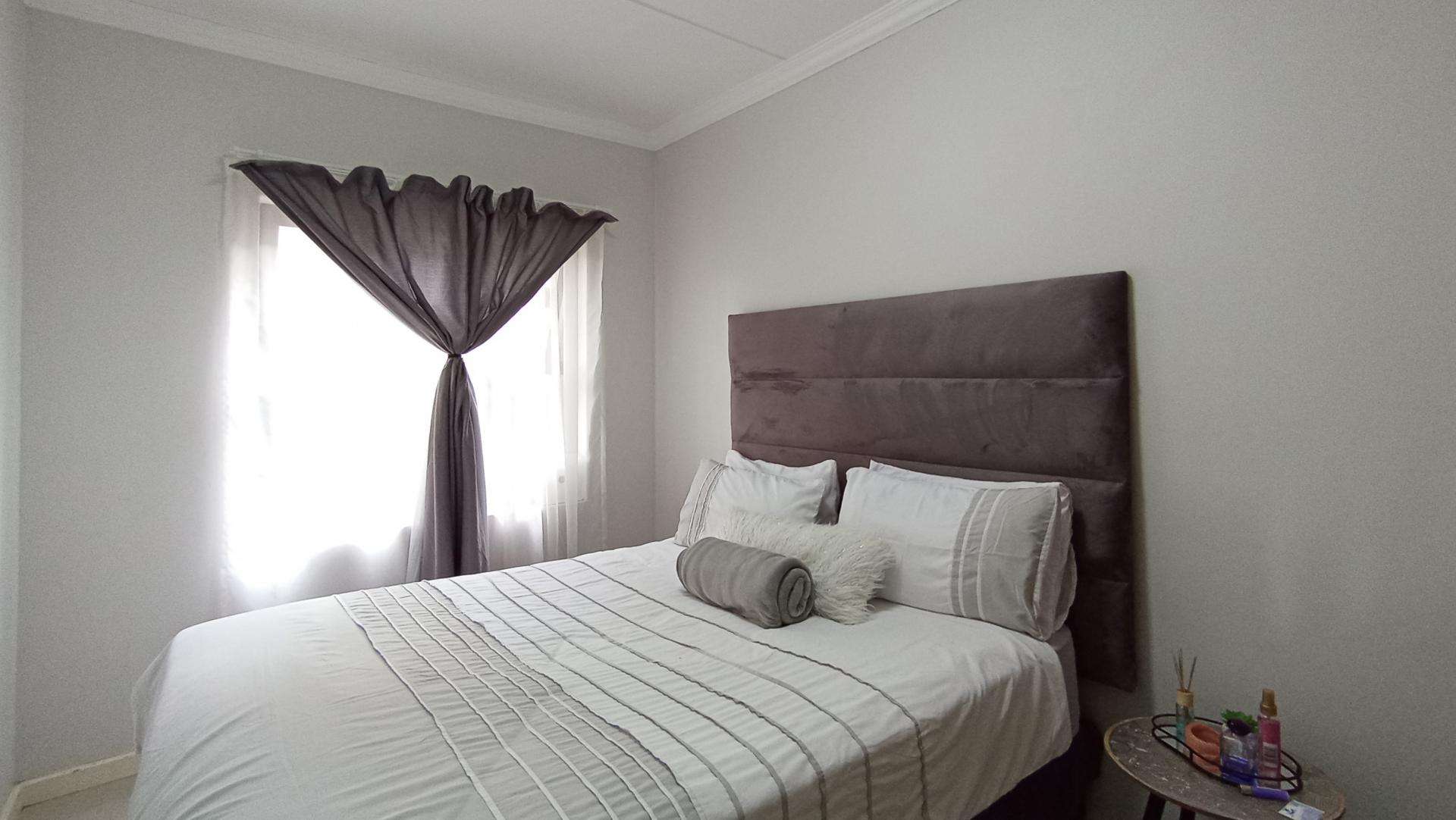 Bed Room 1 - 10 square meters of property in Halfway Gardens