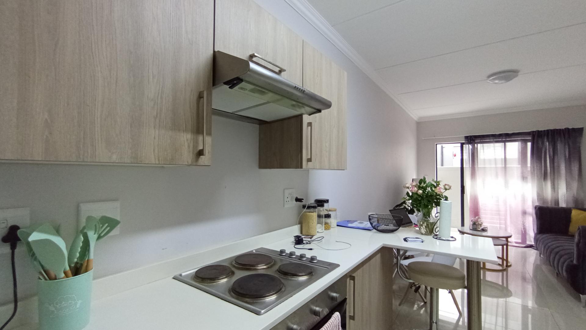 Kitchen - 9 square meters of property in Halfway Gardens