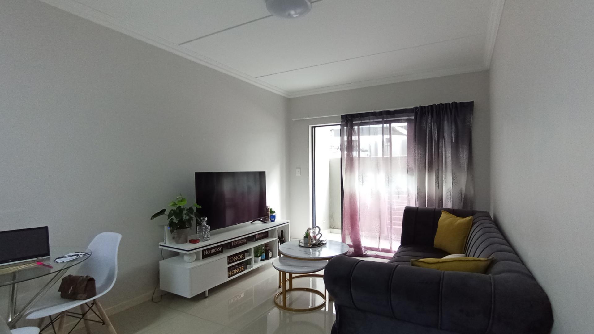 Lounges - 14 square meters of property in Halfway Gardens