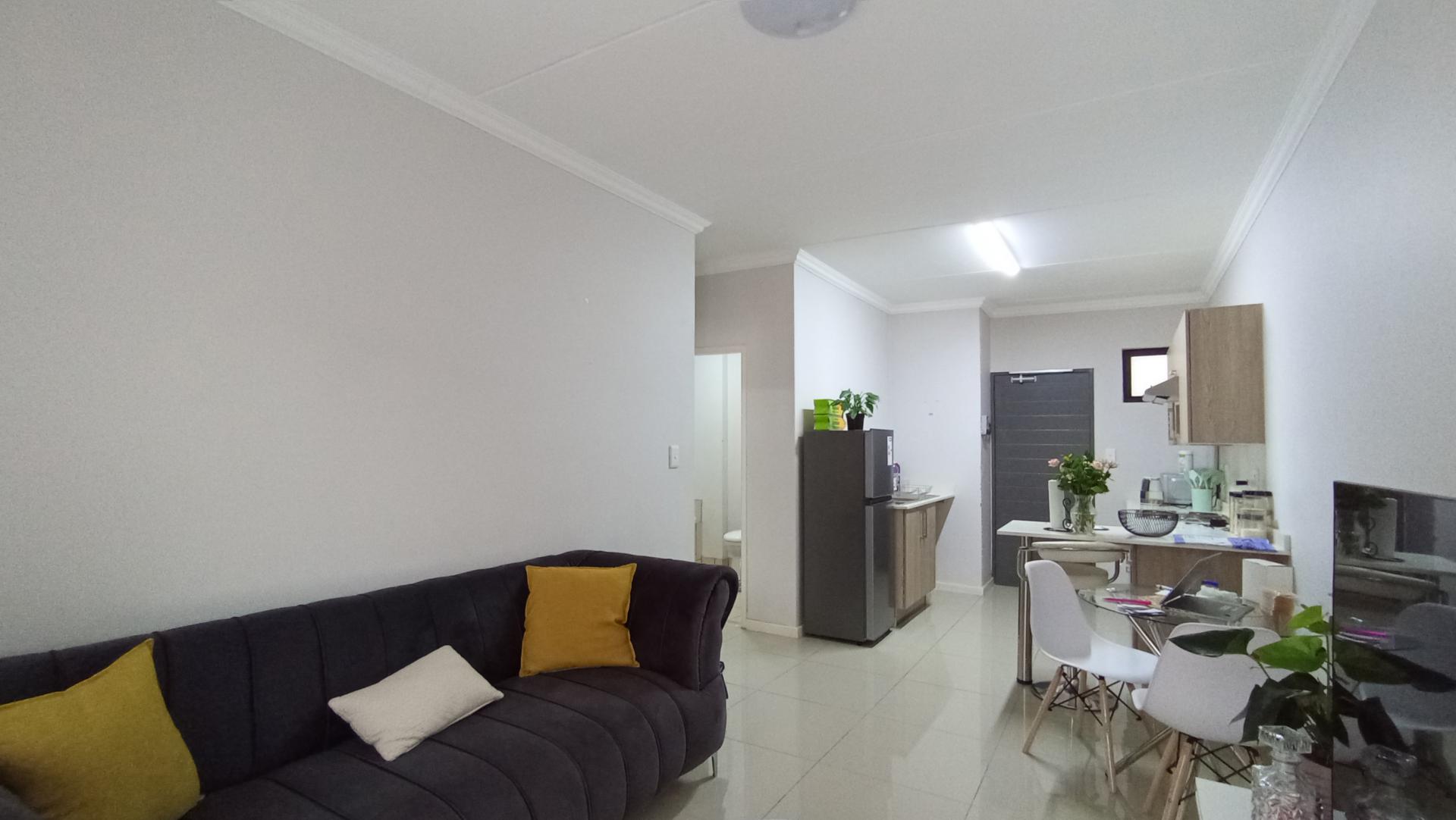 Lounges - 14 square meters of property in Halfway Gardens