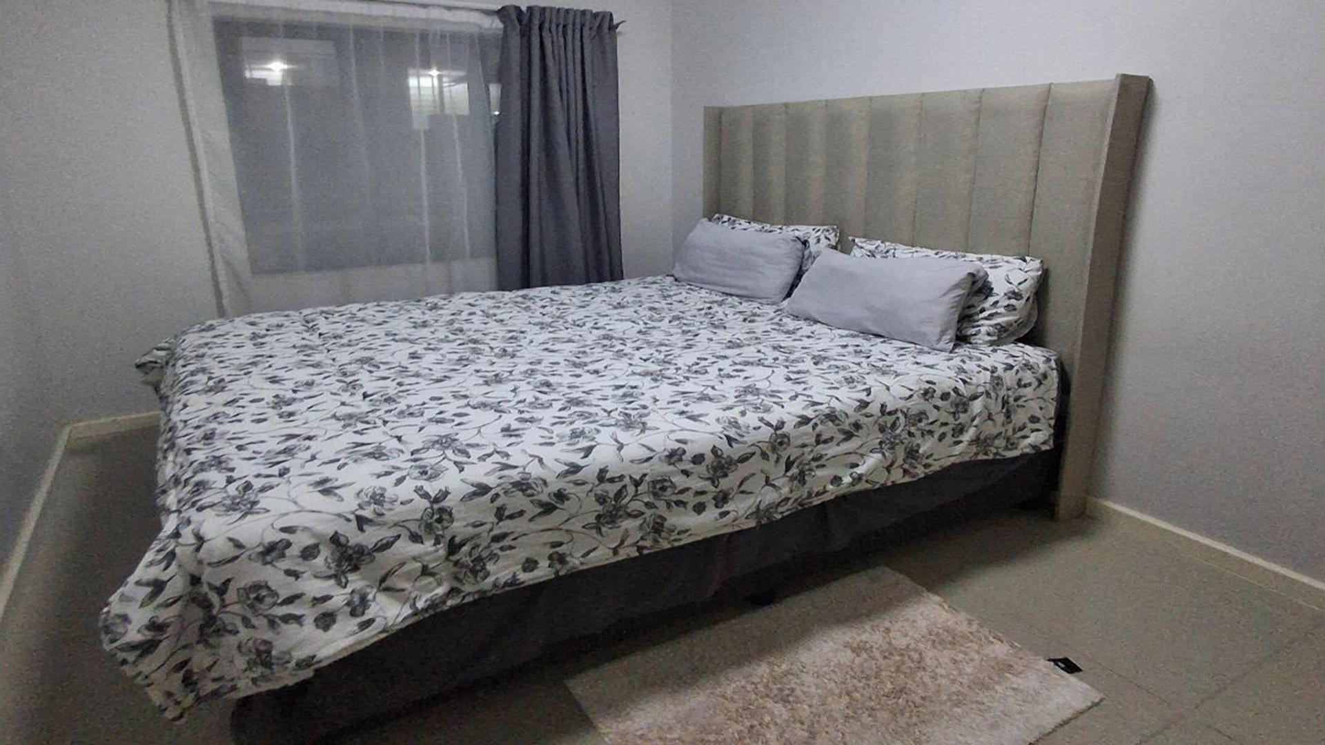 Bed Room 1 - 10 square meters of property in Halfway Gardens
