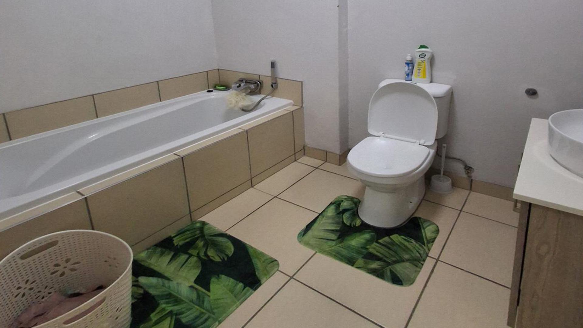 Bathroom 1 - 5 square meters of property in Halfway Gardens